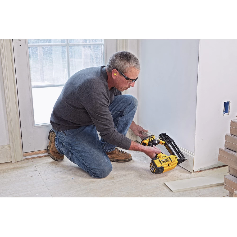 Dewalt 20V MAX XR 16 Ga. Cordless Straight Finish Nailer Kit - DCN662D1 9 Dewalt 20V MAX XR 16 Ga. Cordless Straight Finish Nailer Kit - DCN662D1 - Image 7